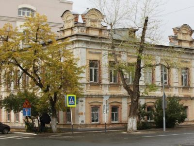 Главный дом городской усадьбы с ценными интерьерами