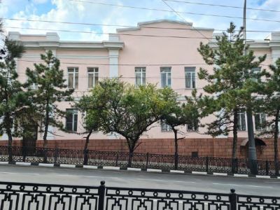 Дом доходный купца 1-ой гильдии И.П. Протормаса. Здесь размещались: Первое Общественное собрание, женская прогимназия, паровая типолитография А.А. Тиля, почта и телеграф