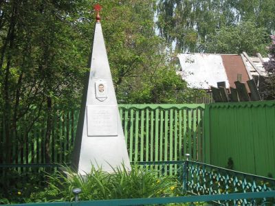 Могила партизана Л.М.Капитанова, погибшего в 1942 г. в тылу врага. Установлен обелиск