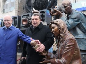В сквере ТАСС открыли скульптурную композицию "Российские журналисты"