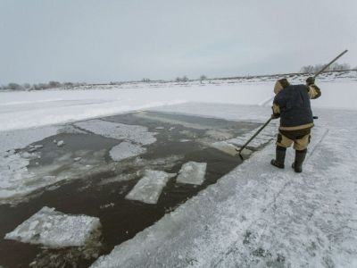 ВИДЕОФАКТ. Традиция. Житель Усть-Алданского улуса Якутии начал заготавливать лед для домашних нужд