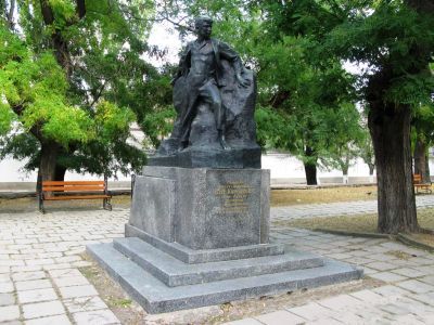 Памятник Вите Коробкову (скульптор В.М.Подельский и архитектор В.С.Куприянов)