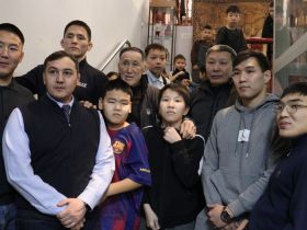 В Якутске открылась выставка в честь 75-летия Александра Иванова