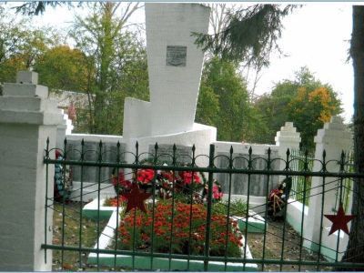 Братская могила советских воинов и партизан, погибших в боях с немецко-фашистскими захватчиками