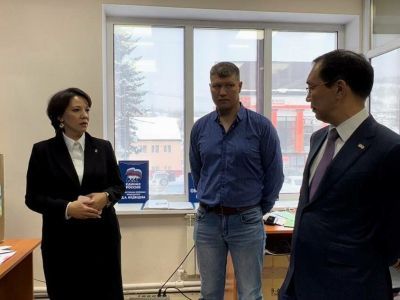 Глава Якутии проверил работу центра помощи мобилизованным в Алдане