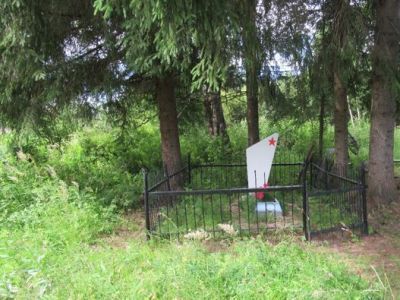 Братская могила коммунаров Григорьева Семена Григорьевича, Лелина Ивана Яковлевича, Кирсанова Ефима Никандровича, погибших в 1919-1920 гг. в борьбе с контрреволюцией