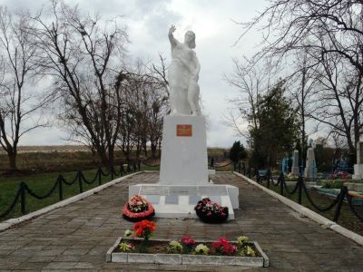 Братская могила 111 советских воинов и 850 мирных жителей, погибших от рук фашистских оккупантов