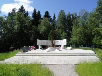 Братское захоронение советских воинов и ленинградцев, погибших в 1941-43 гг., в числе захороненных – ученый-геоботаник Порецкий В.С., автор более 40 научных работ, лауреат гос. премии, проф. ЛГУ