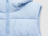 Утепленный жилет с капюшоном