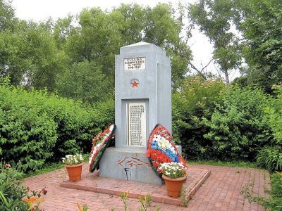 Братская могила советских воинов