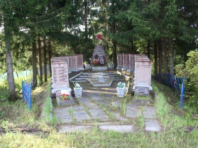 Братская могила воинов Советской Армии, погибших в 1944 г. Здесь же похоронен Герой Советского Союза Обухов Евгений Михайлович (1921-1944)