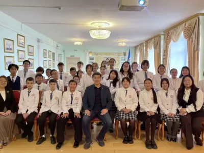 Анатолий Семенов провел урок государственности для школьников Якутска