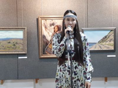 Частица Арктики в работах молодой художницы. В Якутске открылась выставка «Ален Мак»