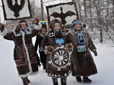 Фото: шествие в национальных костюмах в Оленекском районе в День оленевода