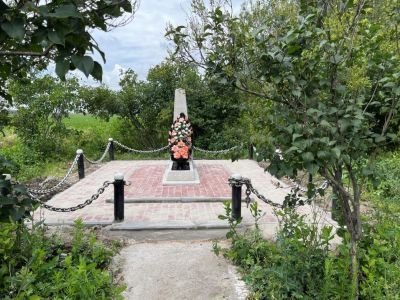 Братская могила 83 советских воинов