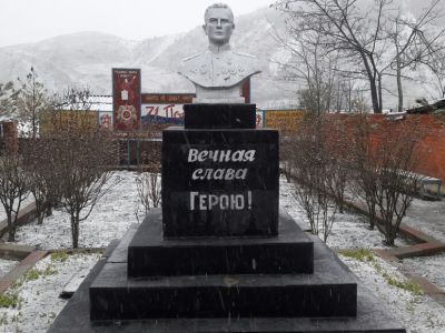 Памятник Герою Советского Союза Э.Салихову