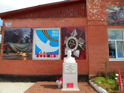 Бюст Героя Советского Союза М.C. Лысова