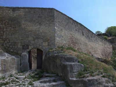 Стена крепости с малыми воротами