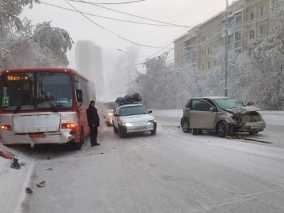В Якутске при столкновении автобуса и легковушки пострадала женщина