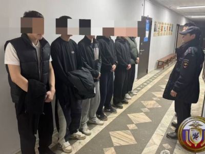 Молодые люди толпой избили одного в подъезде дома в Якутске