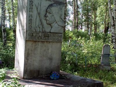 Братская могила с обелиском 24-х бойцов Полтавского полка, погибших в боях с белобандой Степанова в 1918 году