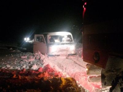 17 человек, застрявших на автозимнике в Кобяйском улусе, спасли пожарные