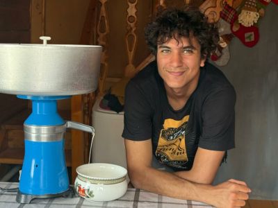 Доил коров и чистил карасей: путешествующий автостопом австралиец поработал на якутской ферме