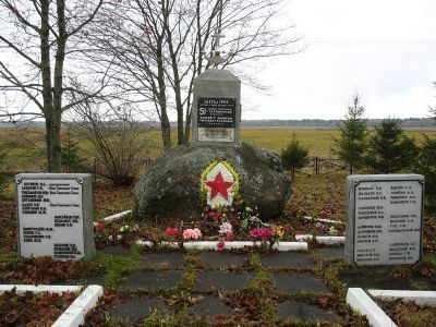 Памятный знак-стела летчикам-балтийцам, на месте, где в 1944-45 гг. находился полевой аэродром ВВС КБФ. На стеле обозначено более 40 фамилий авиаторов-балтийцев, которые базировались на этом аэродроме, в том числе: 3 Героя Советского Союза: Заварин Г.А., 