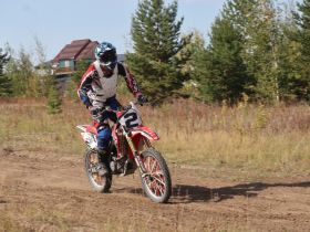 В Кысыл-Сыре прошли соревнования по мотокроссу