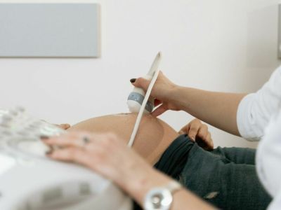 Минтруд: Женщины могут претендовать на ежемесячное пособие после шести недель беременности