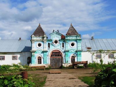 Здание конюшен