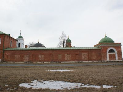 Старая трапезная с церковью Филарета Милостивого и кельями