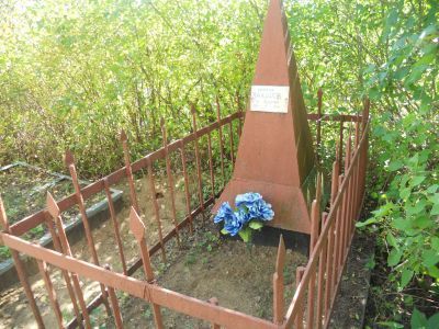 Могила лейтенанта Е.И.Захарова, погибшего в 1941 г. Установлен обелиск