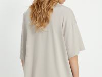 Оверсайз футболка со спущенным плечом