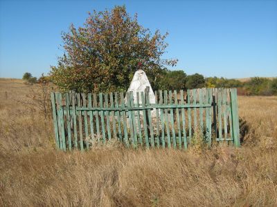 Могила летчика Шварца, погибшего в бою с фашистами