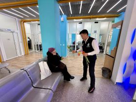 Цветами встретили посетительниц в службе единого окна «Сахатранснефтегаза»