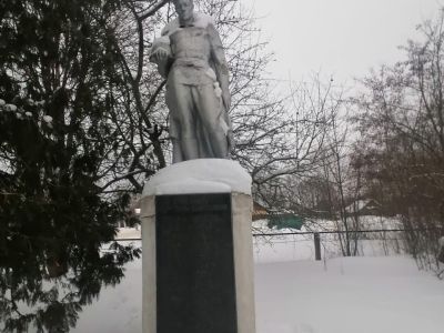 Братская могила красноармейцев, погибших в боях с белогвардейцами в 1919 году. У могилы установлен обелиск