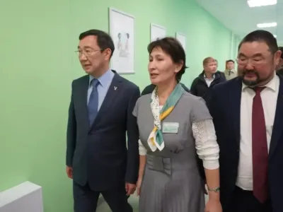 Глава Якутии ознакомился с работой семейного многофункционального центра в Олекминске