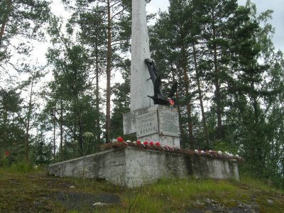 Памятное место-рубеж, где в августе 1941 года подразделения прикрытия стояли насмерть, обеспечив передислокацию частей 168 стрелковой дивизии на Ленинградский фронт