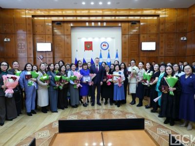 Высокие награды и почётные звания вручили якутянкам в преддверии 8 Марта