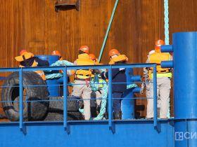 В Якутии вывели первый коффердам Ленского моста в русло реки