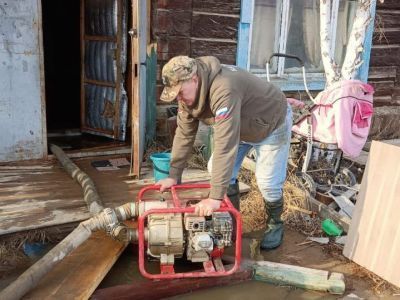 Общественники помогают управе Автодорожного округа откачивать талые воды