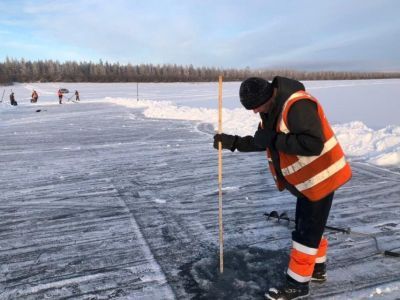 Работы по намораживанию льда начались на переправе через реку Яну