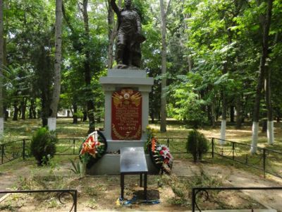 Братская могила советских воинов, погибших в боях с фашистскими захватчиками