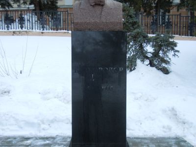 Памятник-бюст одному из зачинателей мордовской литературы М.И.Безбородову. Сооружен из гранита