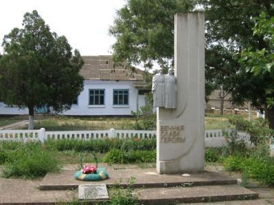 Братская могила советских воинов