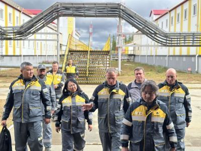 Зампред продолжает работать на нефтегазовых и алмазных площадках