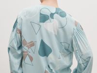 Блузка свободного силуэта с абстрактным принтом