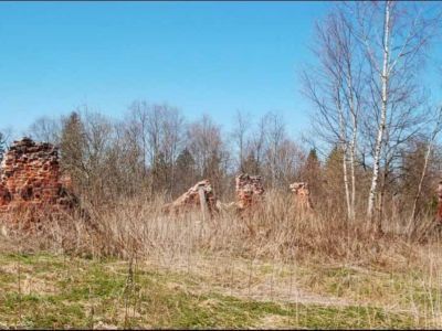 Остатки валунной ограды у церкви