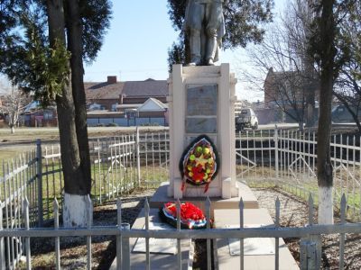 Братская могила советских воинов, погибших в боях с фашистскими захватчиками